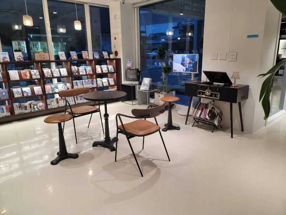 전북_전주_동문헌책도서관_내부_4.jpg
