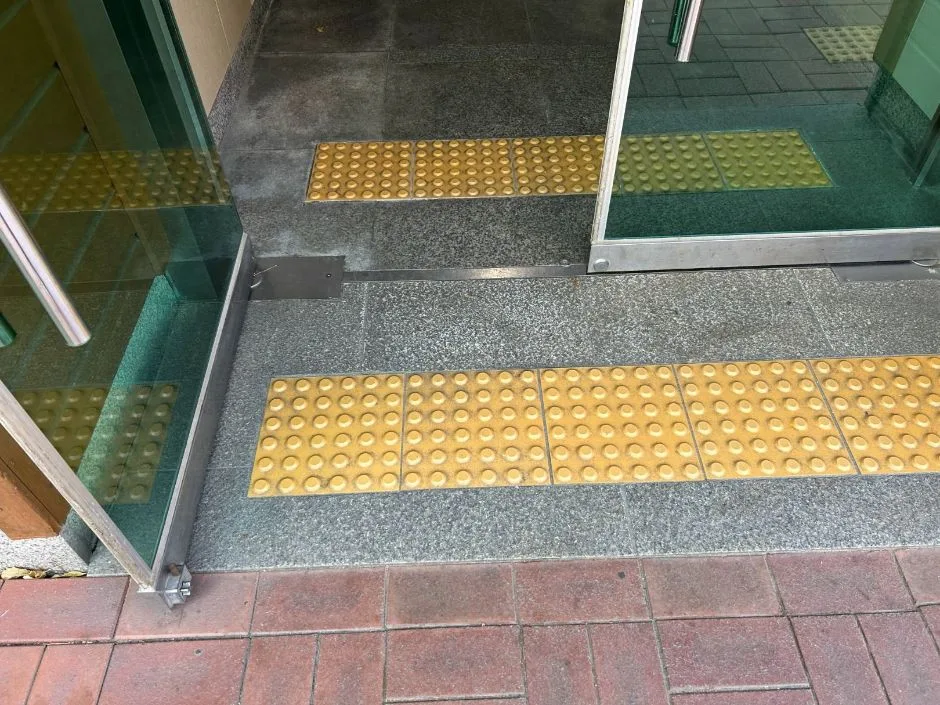 당산공원_화장실 입구 점자블럭