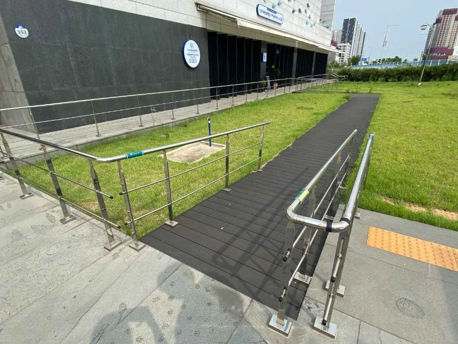안산별망어촌문화관_경사로1