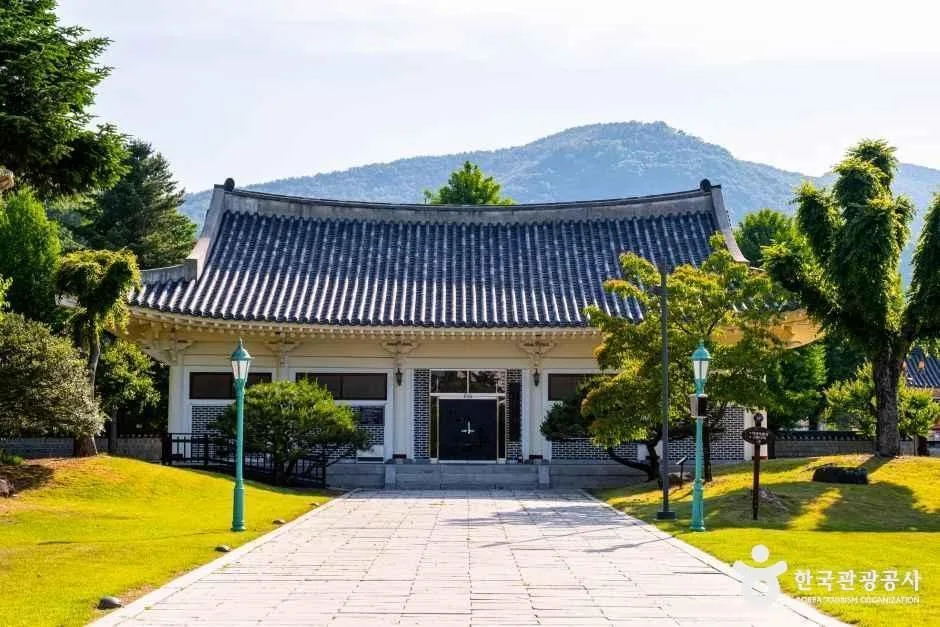 경남_의령_충익사_외부_1.jpg