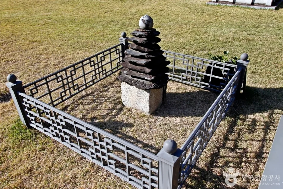 충주 창룡사 다층 청석탑 (8)