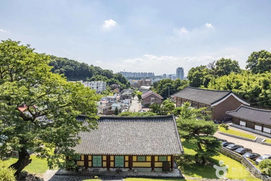 역사와 인물의 흔적 따라 거니는 청주 여행_충북_청주_청주향교_2.JPG