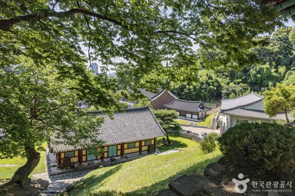 역사와 인물의 흔적 따라 거니는 청주 여행_충북_청주_청주향교_3.JPG