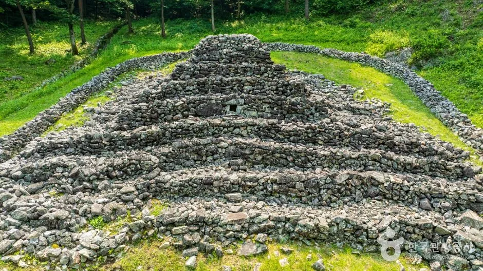 산청_전구형왕릉_7단석릉_석릉과돌담-1.jpg
