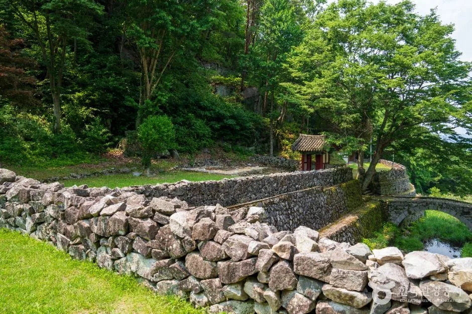 산청_전구형왕릉_돌담-1.jpg