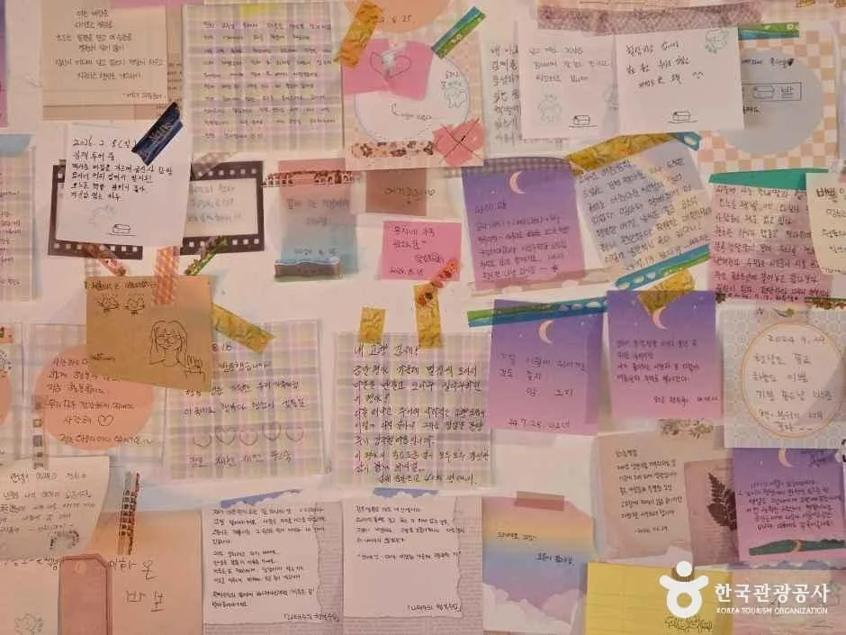 전북_김제_오느른 책밭_내부_3.jpg