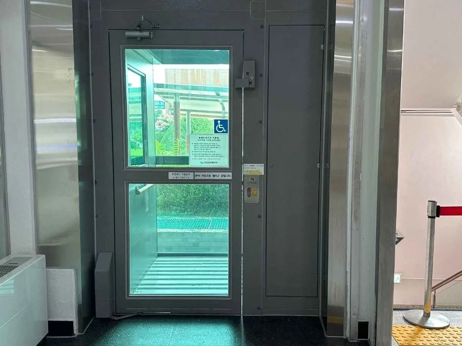 경기도행정역사관_휠체어엘리베이터