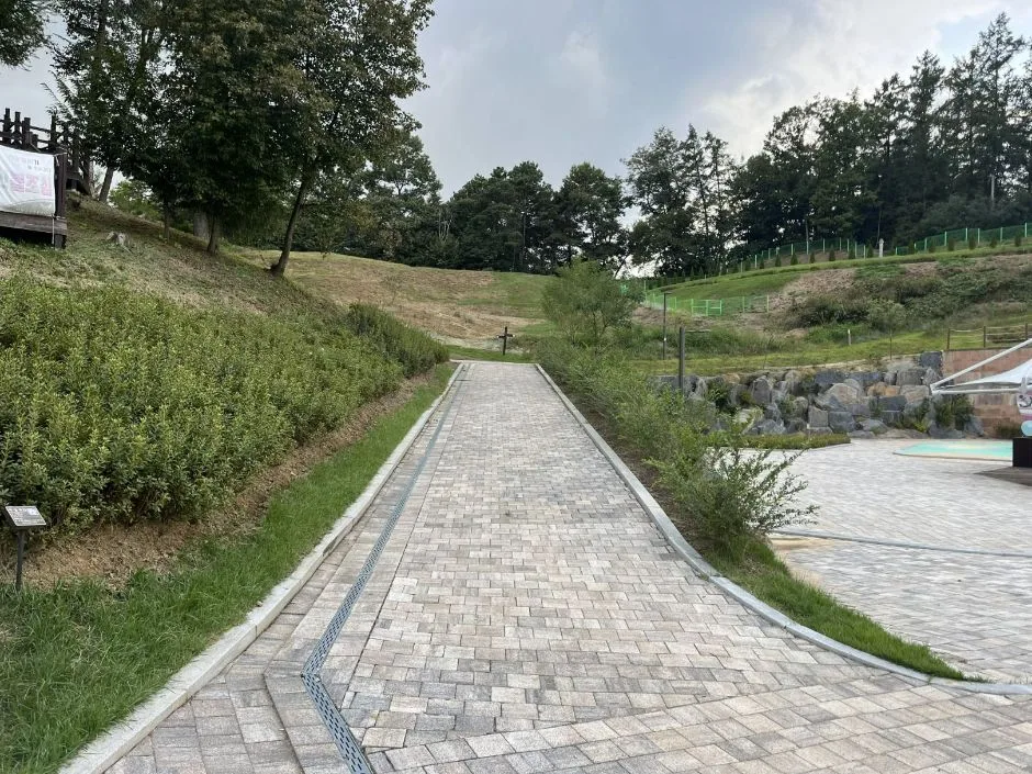 송림근린공원 직진후오른편 산책로 (경사로)