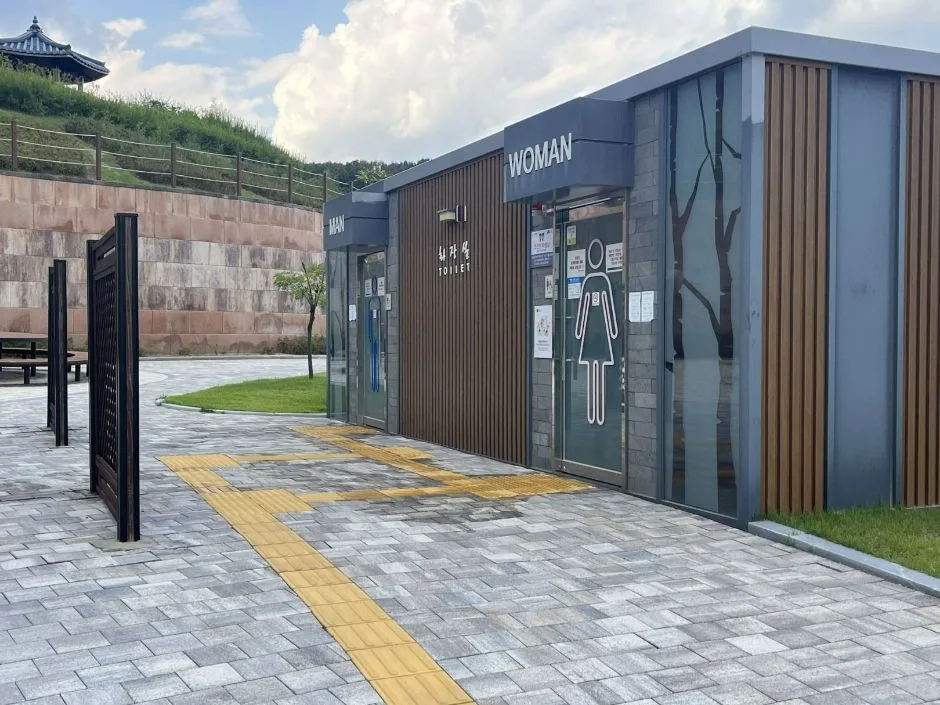 송림근린공원 주차장에서 점자블록따라 직진 화장실