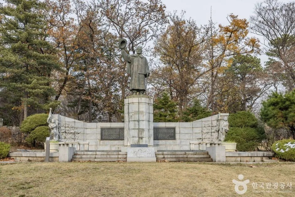 고하송진우선생동상