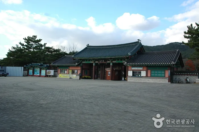 마을과 인물을 만나 따뜻한 시간을 보내다