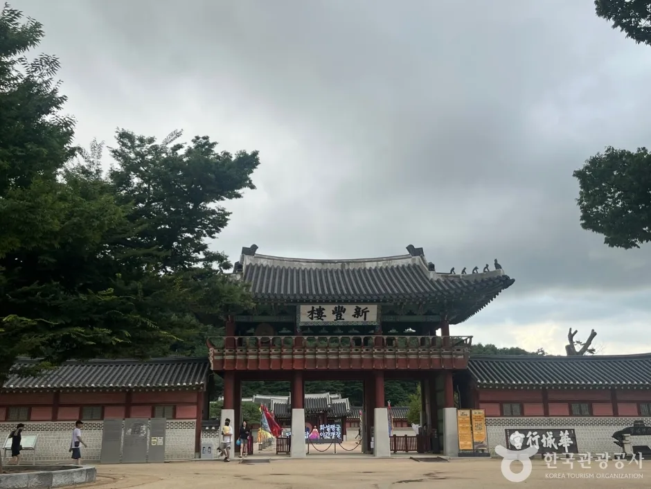 경기_수원_화성행궁_외부_03.jpg