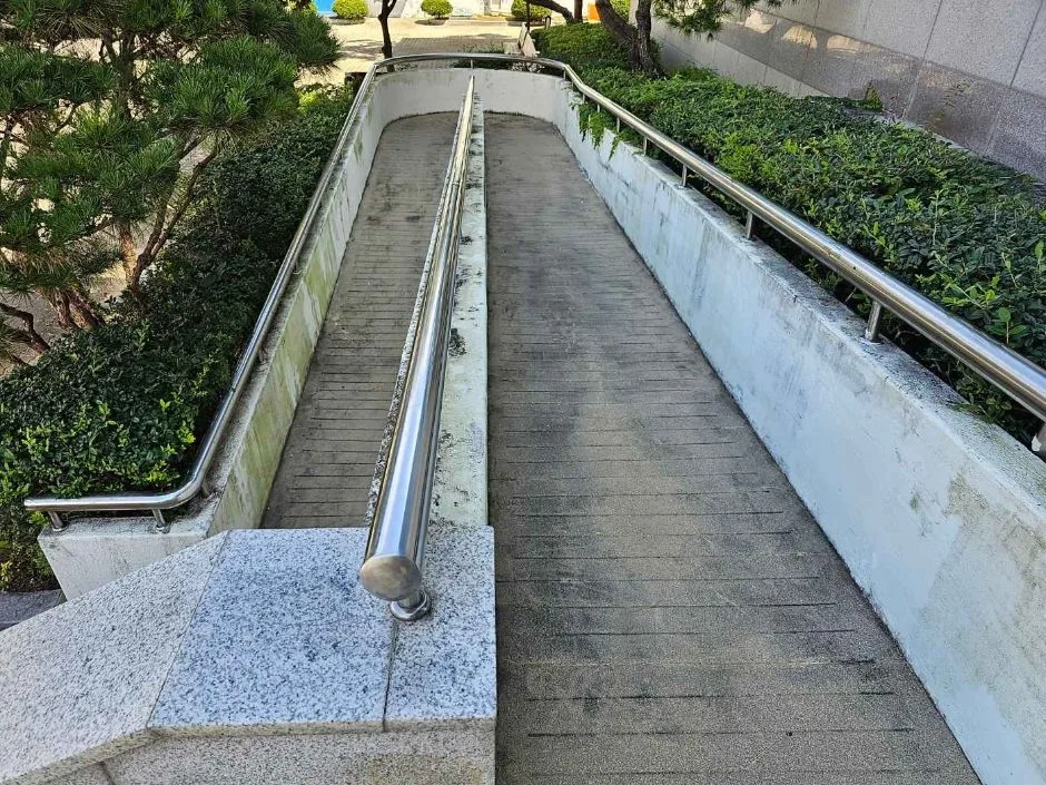 경기도해양수산자원연구소민물고기생태학습관_경사로