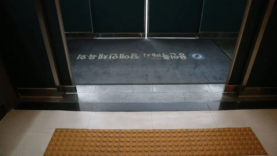 용인특례시 가상현실스포츠체험센터_입구 출입문