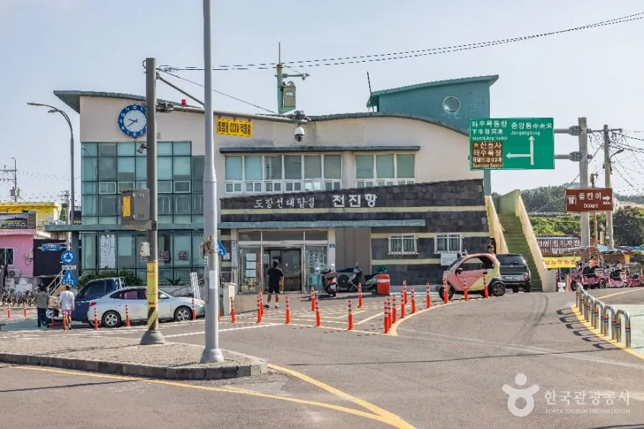 제주 우도 천진항 대합실