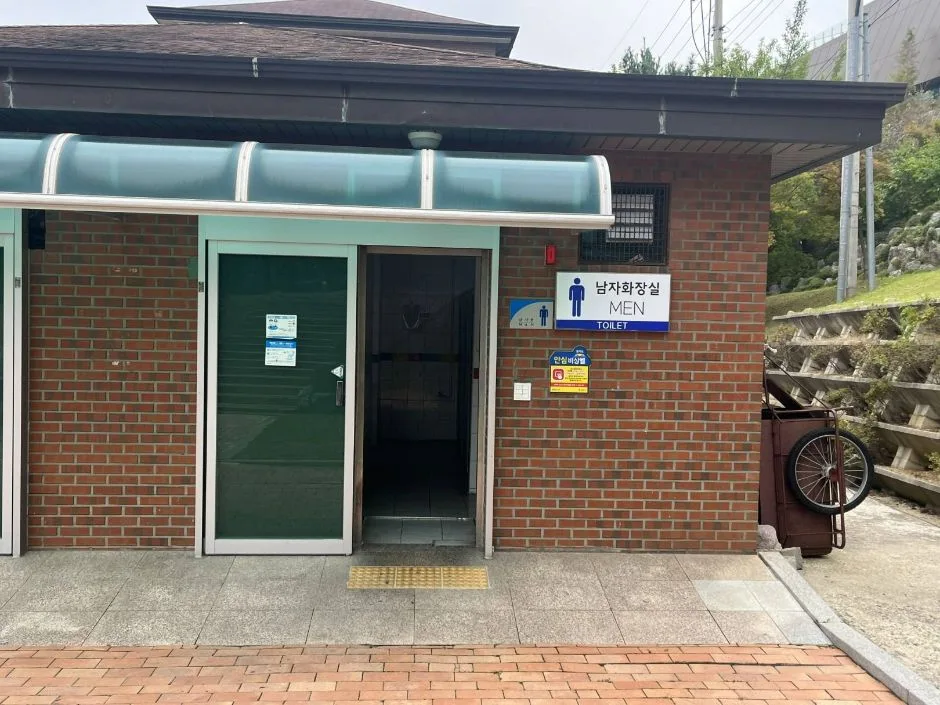 부락산분수공원 화장실 입구 점자블록