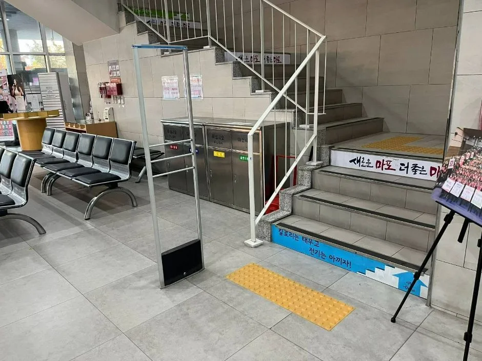 망원유수지체육공원_마포구민체육센터 계단 점자블록