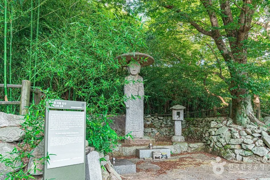 망제동석불입상
