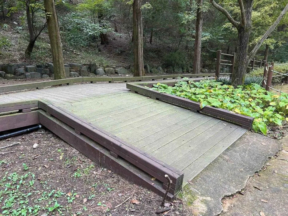 인천대공원치유숲길_입구 경사로