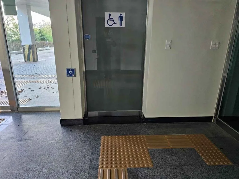 물소리생태숲_장애인화장실출입구