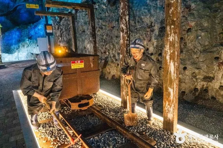 충북_옥천_장령산자연휴양림 숲속동굴_내부_3.jpg