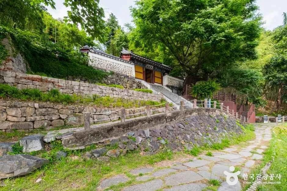 경남_밀양_아랑각_외부_2.jpg