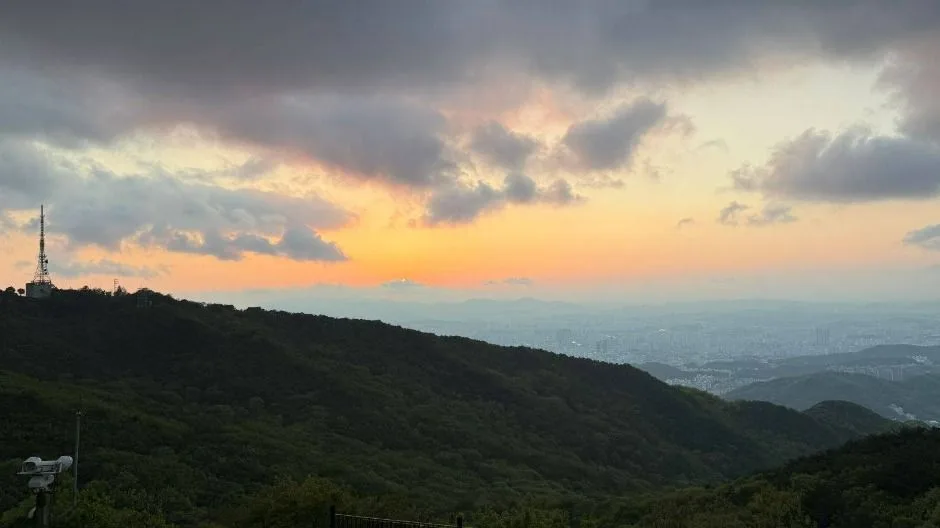 식장산 정상쉼터