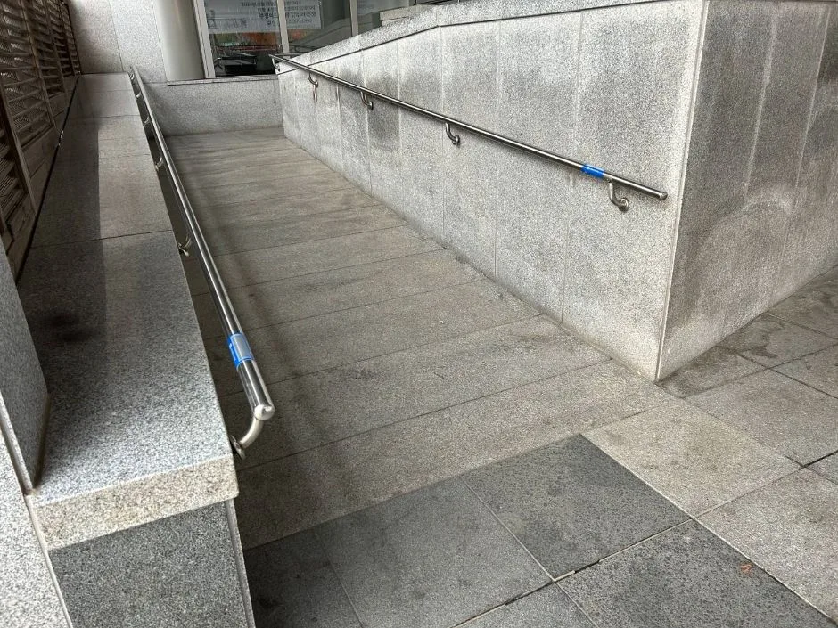 부평아트센터_시각장애인 안내표지판
