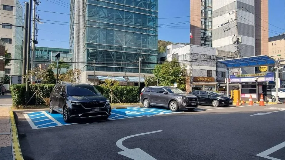 홍제천인공폭포_장애인주차장과 바로 연결된, 단차주의 표시가 붙어있는 경사로