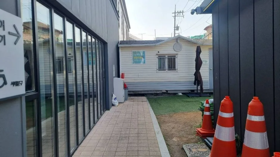 홍제천인공폭포_장애인주차장 3칸