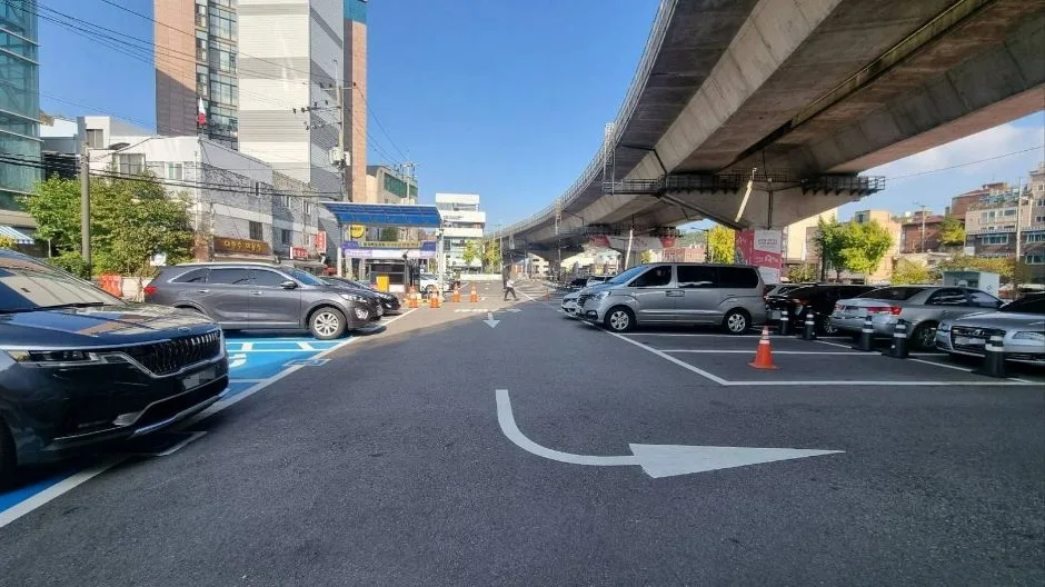 홍제천인공폭포_주차장에서 데크로 올라가는 경사로(경사4