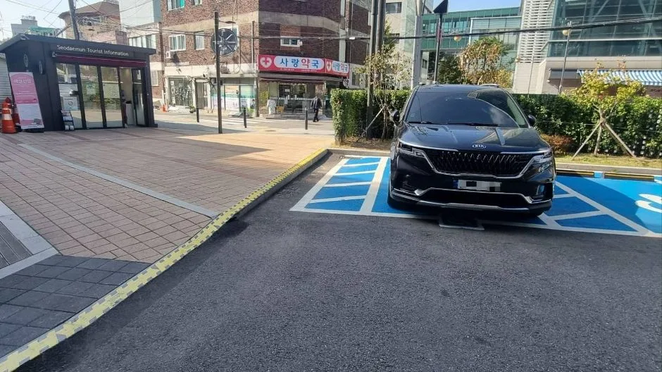 홍제천인공폭포_전동휠체어급속충전기 표시판