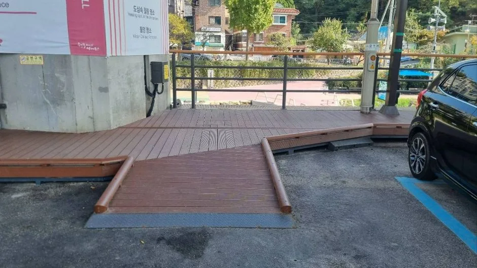 홍제천인공폭포_주차장쪽 길 단차주의표시