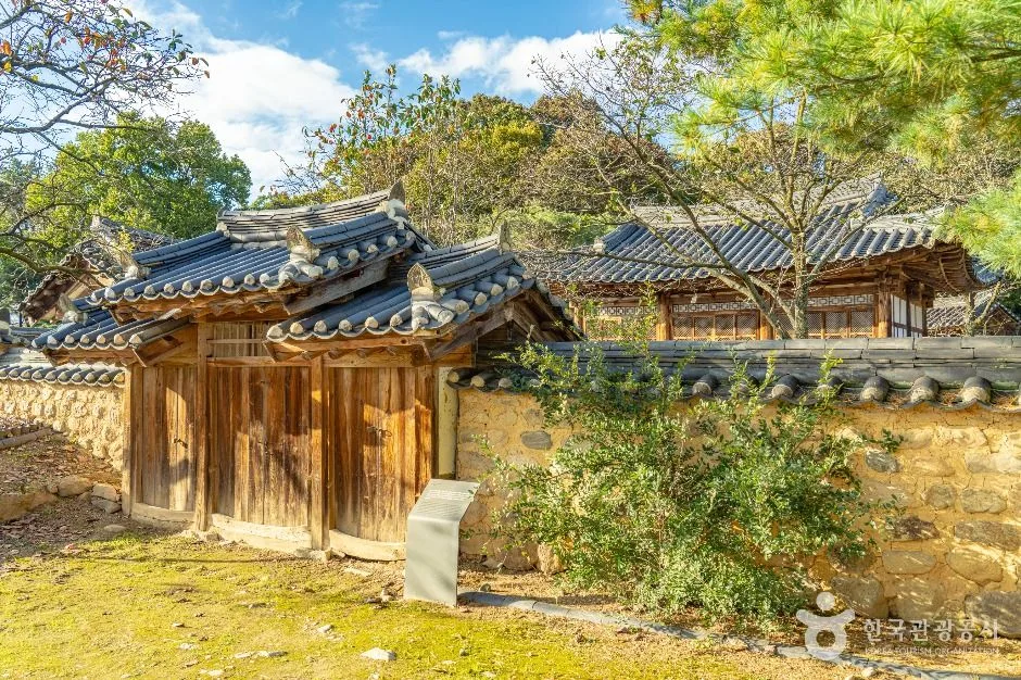 충북_보은_우당고택 소나무실 외담-2.jpg