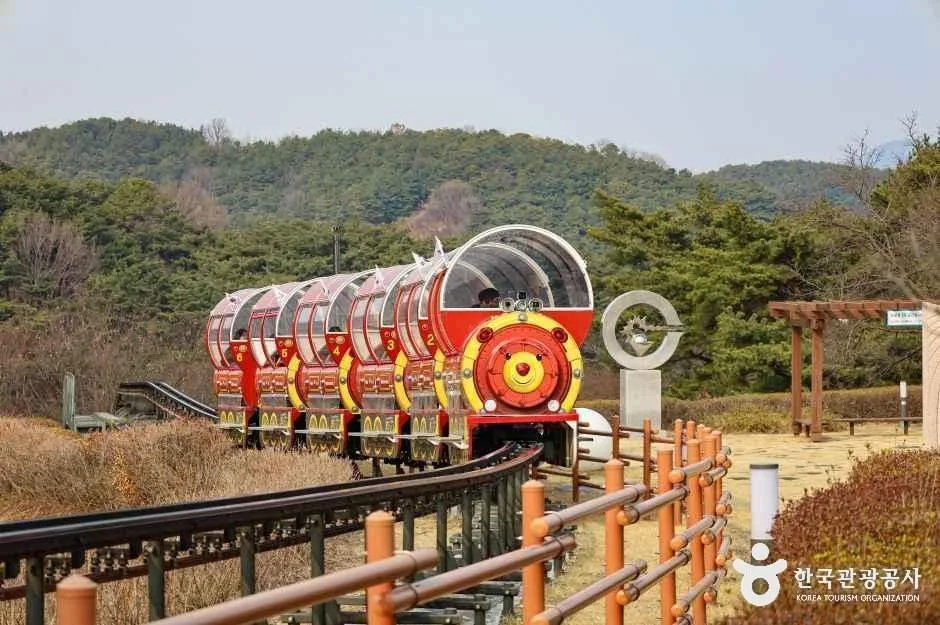 충남_예산_예당호 모노레일_내부_2.jpg