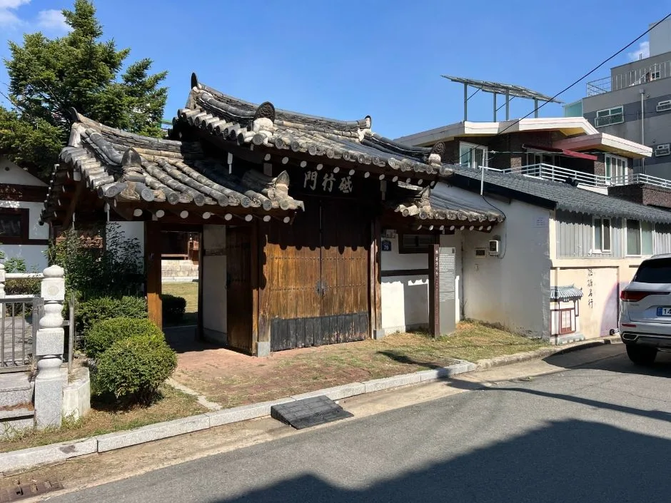 봉산서원_입구경사면