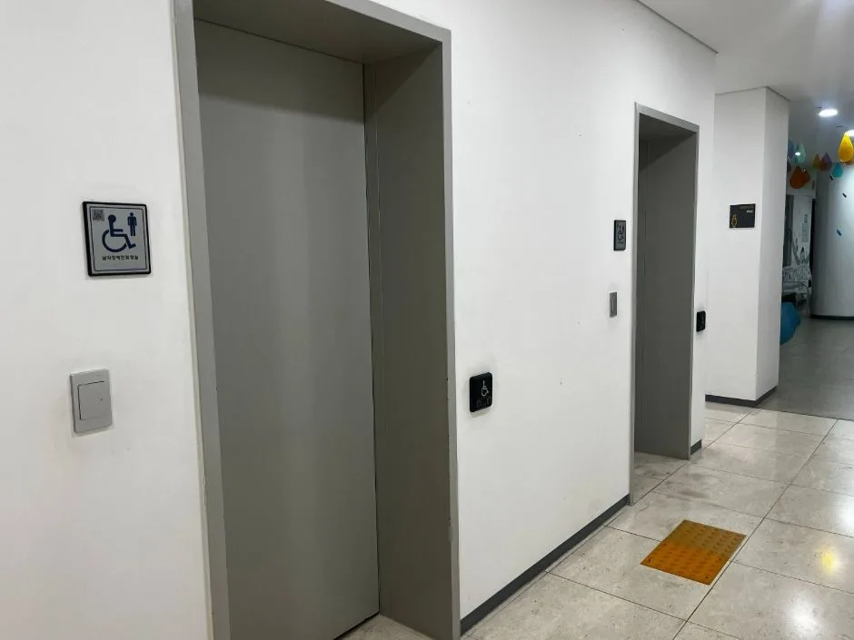어깨동무도서관_1층 엘리베이터 앞 장애인화장실