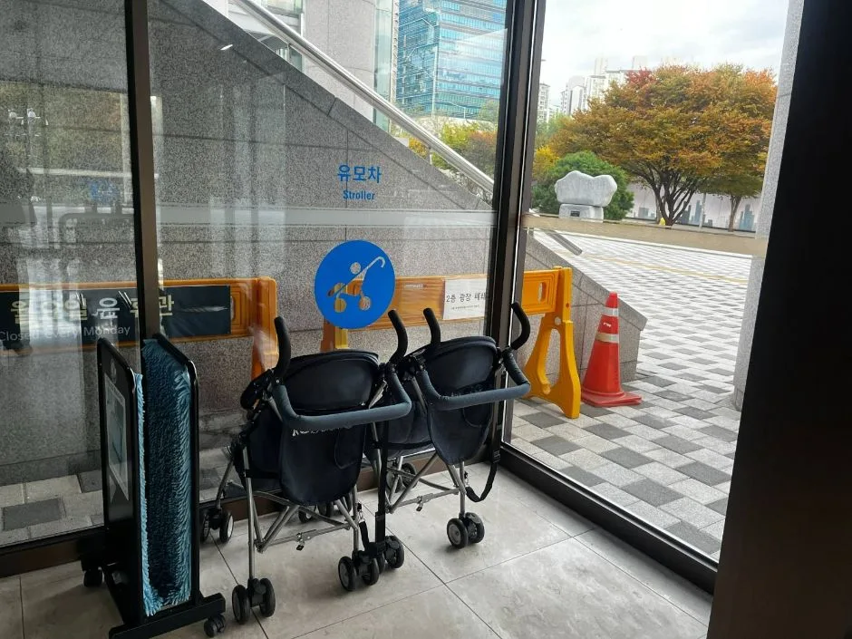 어깨동무도서관_1층 입구 유모차 대여