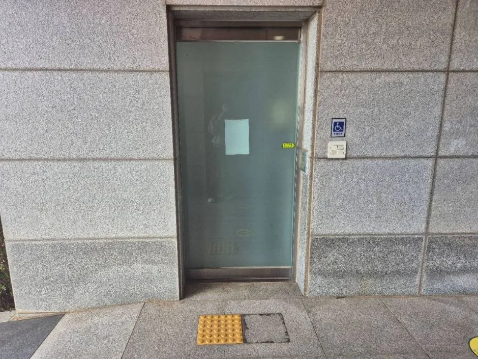 무지개도로 거북선마을 근처 장애인화장실 입구