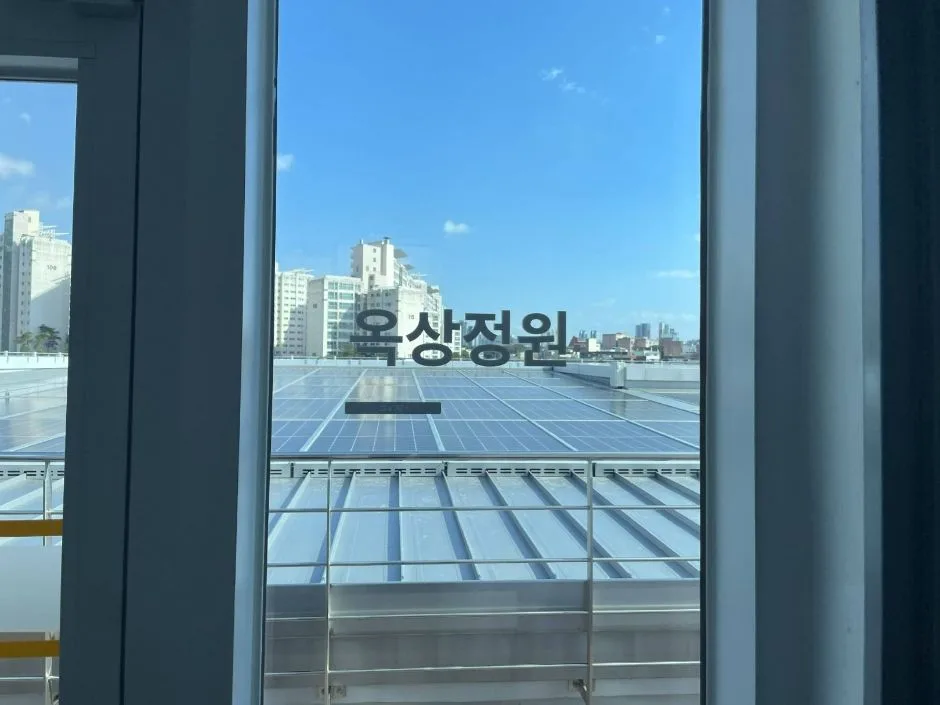 뉴평리도서관_R층 옥상정원 점자 안내
