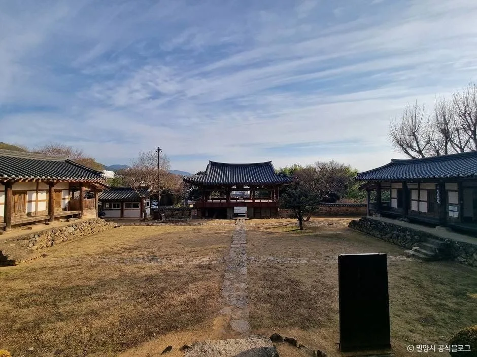 경남_밀양_밀양향교_내부_1.jpg