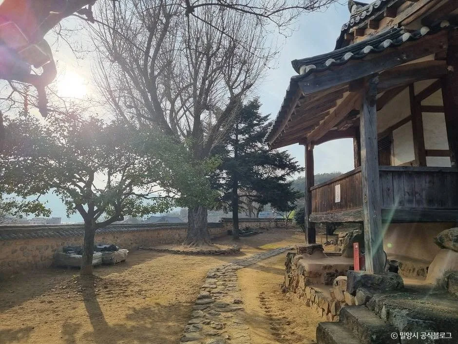 경남_밀양_밀양향교_외부_4.jpg