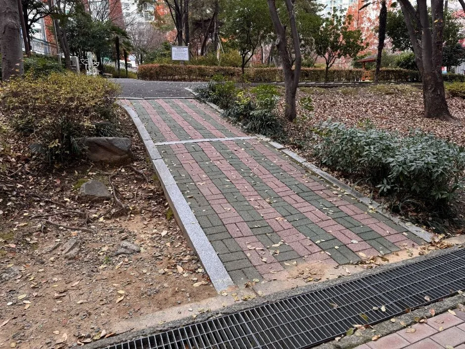 월영연못공원_화장실 변기 내부에서 외부 시점