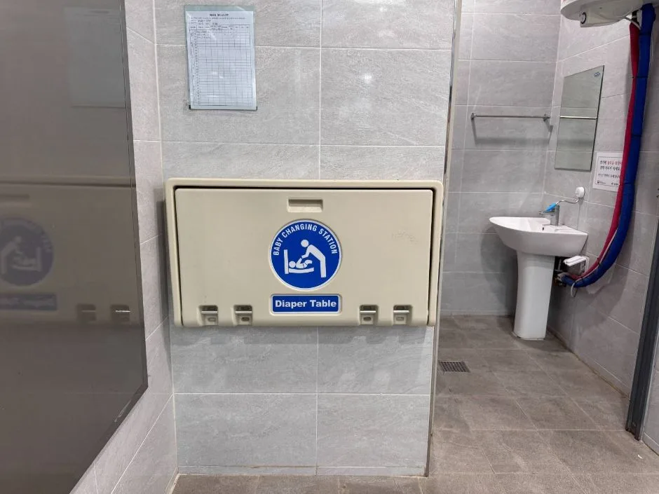마산항중앙부두공원_기저귀 교환대
