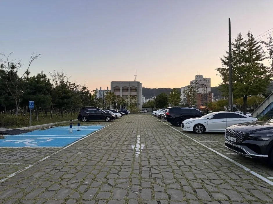 마산항중앙부두공원_장애인주차장2