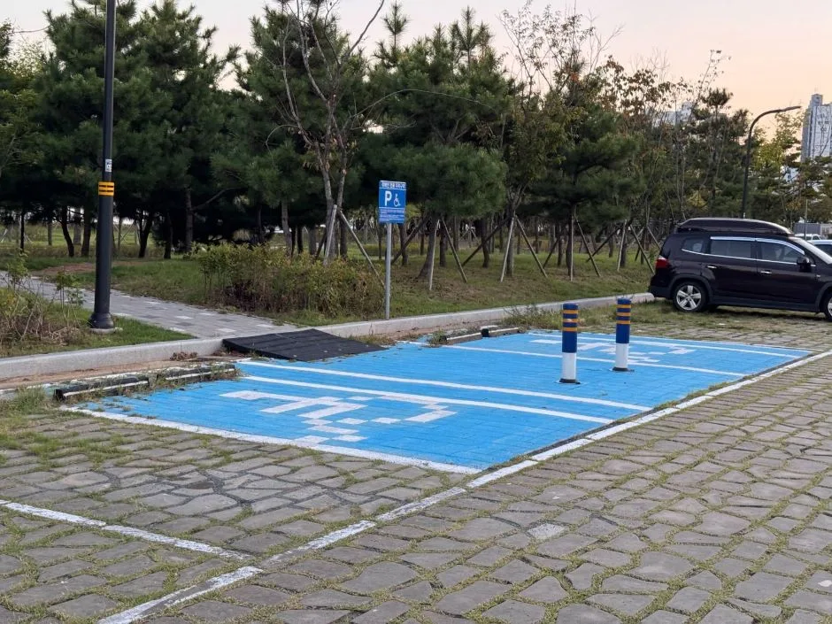 마산항중앙부두공원_장애인주차장3