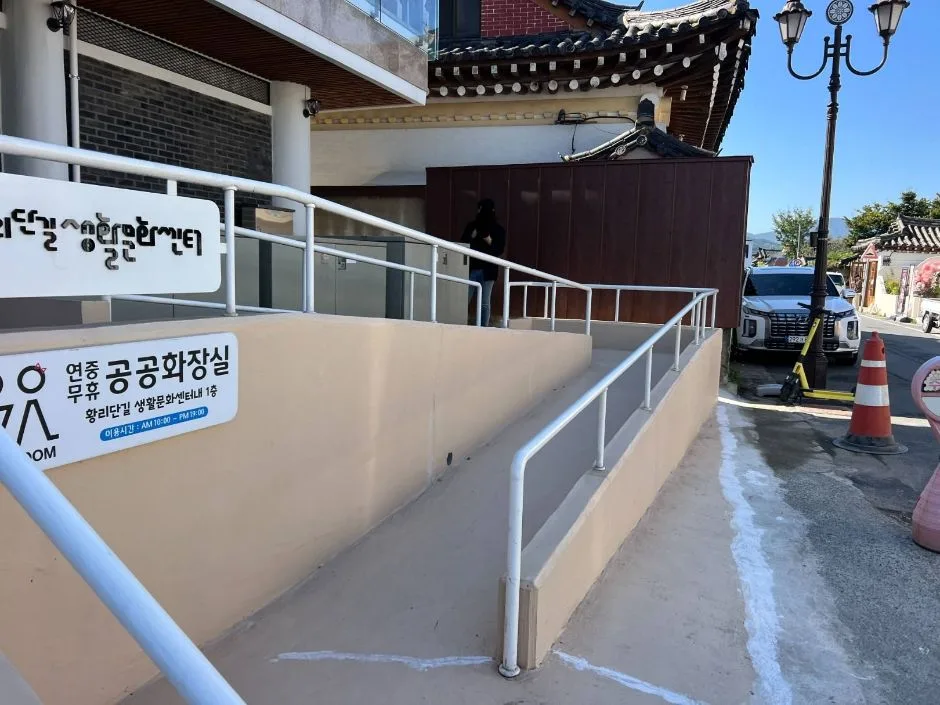 황리단길생활문화센터_기념품상점_출입문 정면 왼쪽