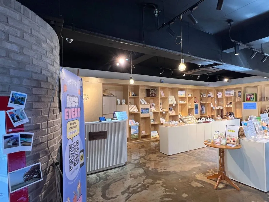황리단길생활문화센터_장애인화장실_여성 화장실 커튼 뒤편 왼쪽위치