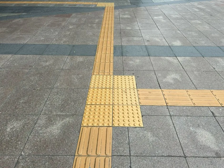 용산역광장 점자블럭_2