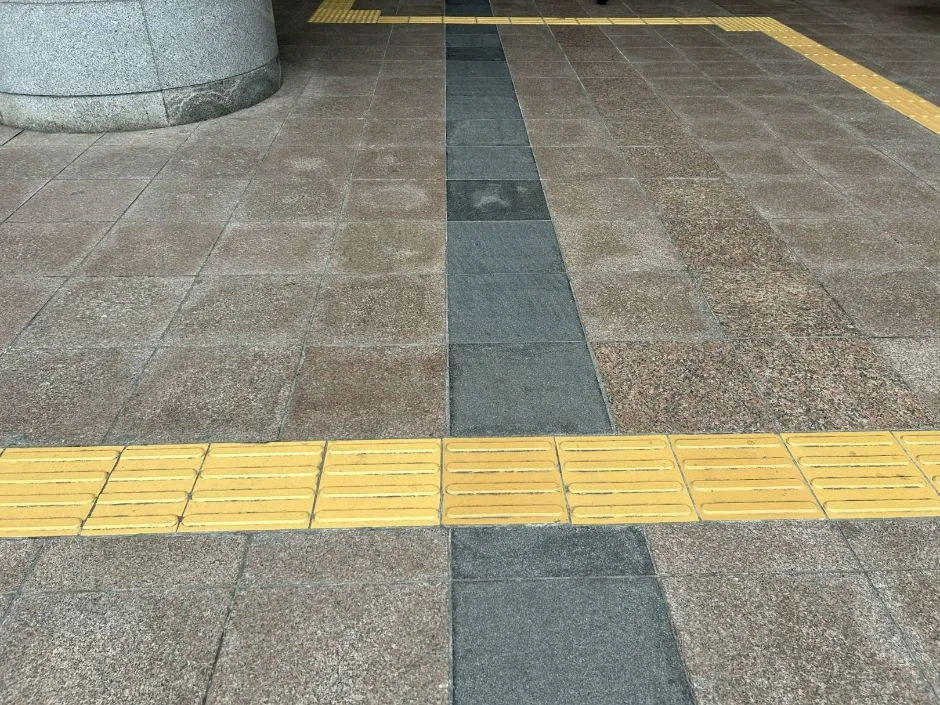 용산역광장 점자블럭_1